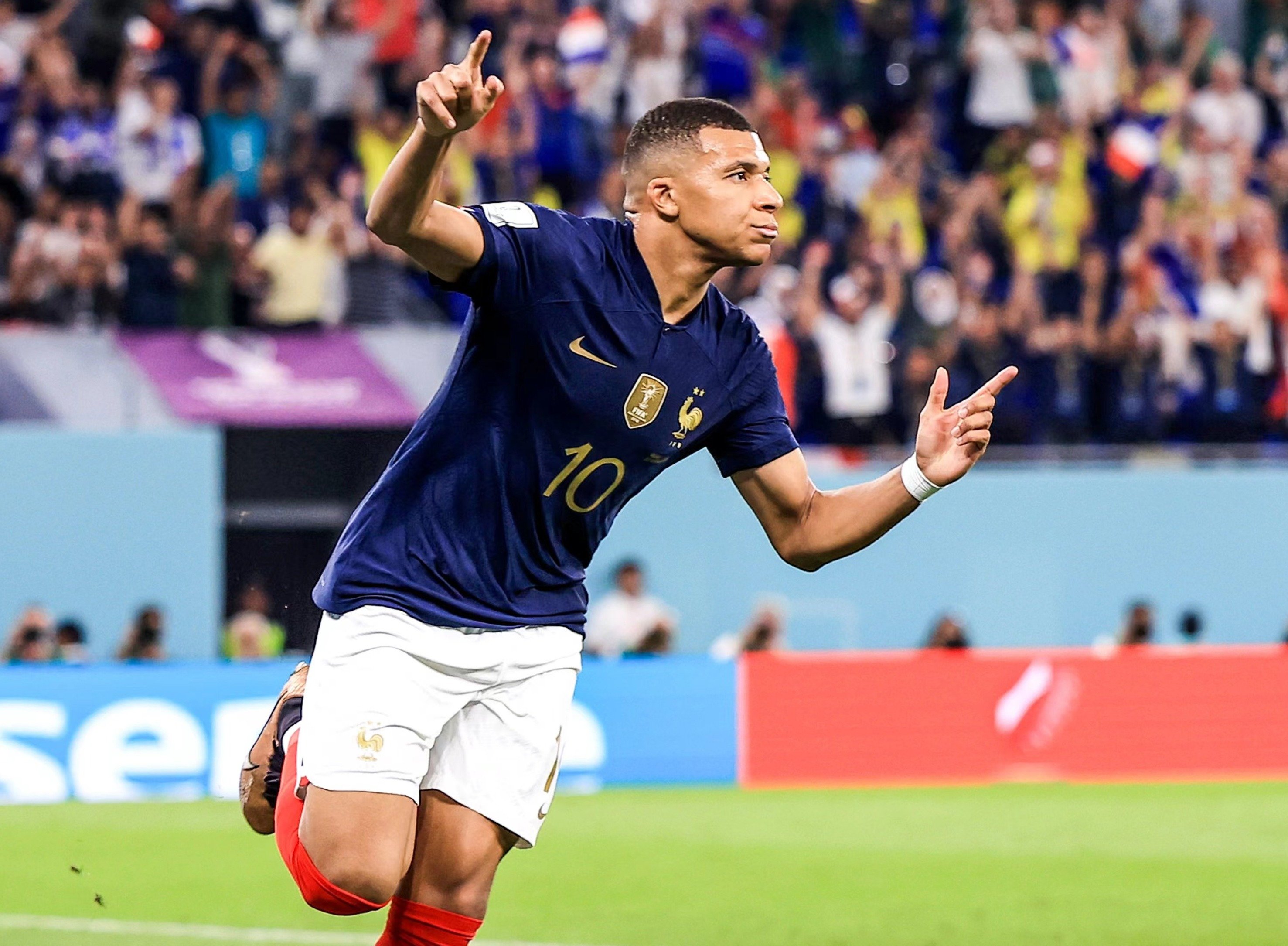 C罗一家海边度假，乔治娜晒比基尼展示性感身材