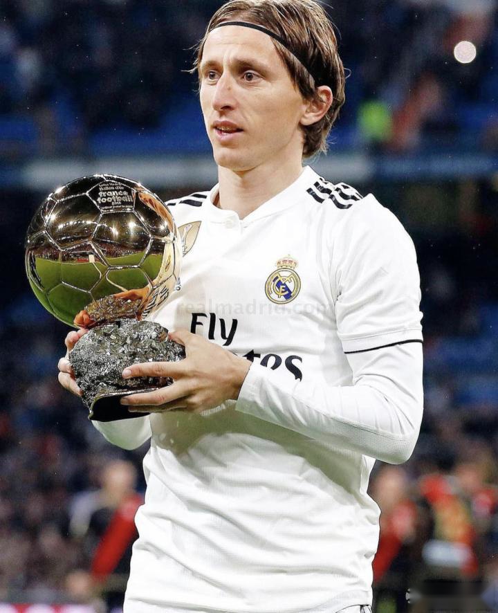 记者：韩鹏仍是泰山主帅，但俱乐部需要找个名义上的“主帅”